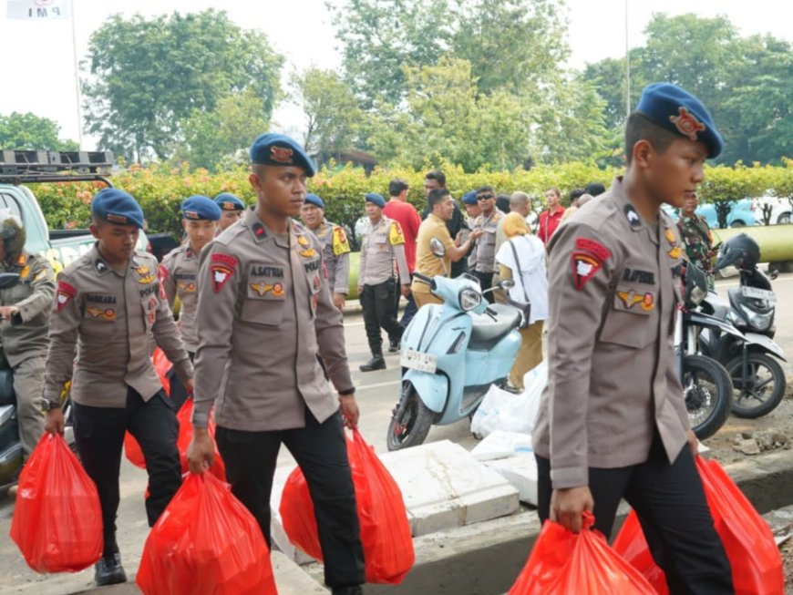 Brimob Metro Jaya Bagikan Makanan Siap Saji bagi Korban Kebakaran