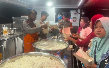 Brimob Polda Jatim Kerahkan Randurlap dan Water Treatment Pasok Makanan dan Air Bersih Pengungsi NTT